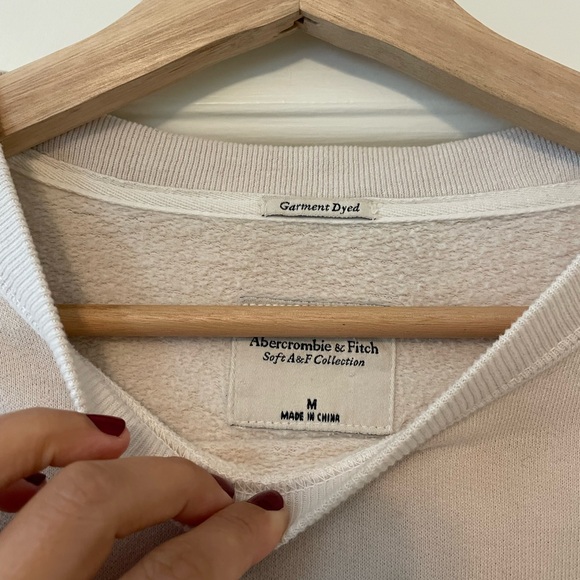 Abercrombie & Fitch cropped Tie-Dye Sweatshirt in Neutral Tones - Picture 4 of 6